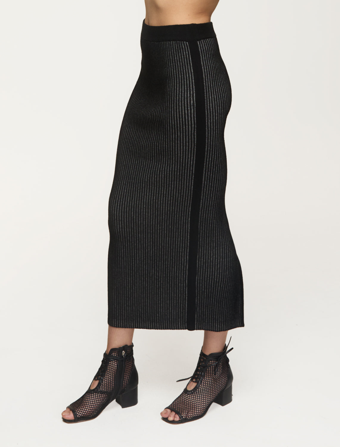 BLACK/ECRU