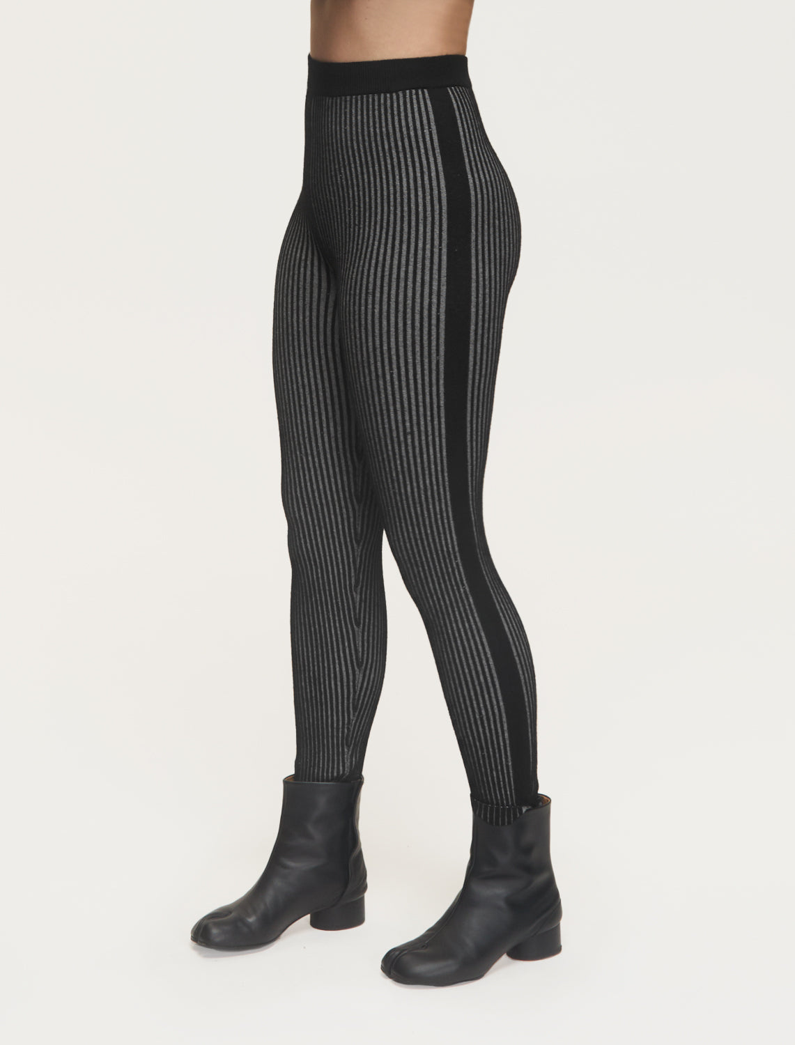 BLACK/ECRU