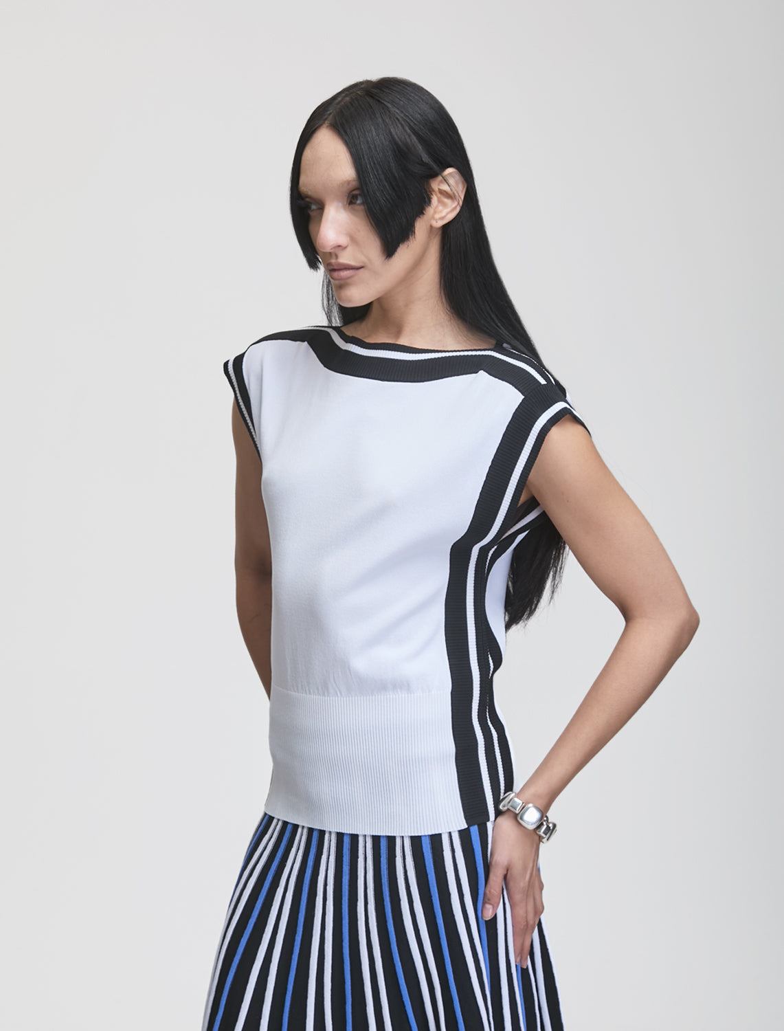 WHITE/BLACK